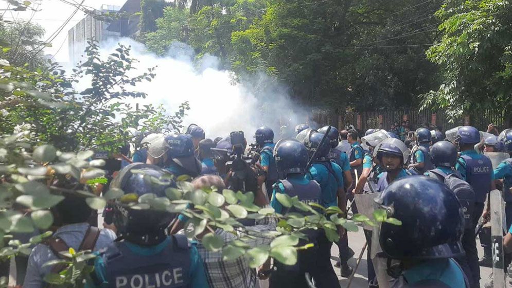 শাহবাগে পুলিশ-শিক্ষার্থীদের ধাওয়া-পাল্টা ধাওয়া, টিয়ারশেল নিক্ষেপ