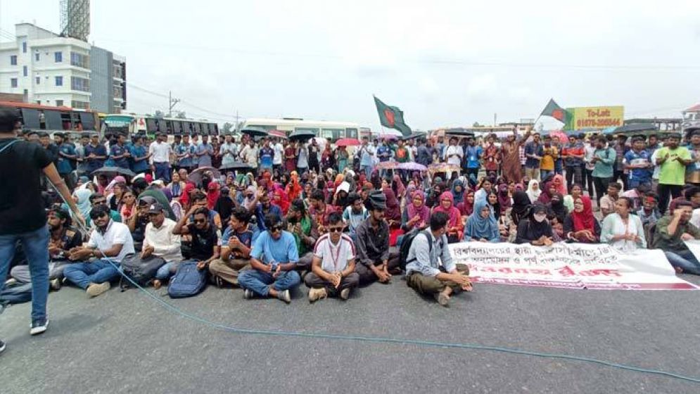 রবীন্দ্র বিশ্ববিদ্যালয় : স্থায়ী ক্যাম্পাস দাবিতে হাটিকুমরুল গোলচত্বরে অবরোধ