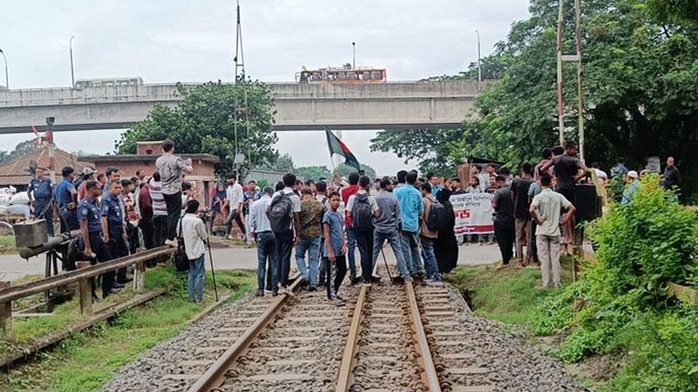 স্থায়ী ক্যাম্পাসের দাবিতে রবীন্দ্র বিশ্ববিদ্যালয় শিক্ষার্থীদের রেল অবরোধ, ট্রেন চলাচল বন্ধ