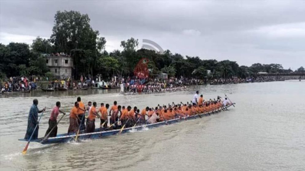 নৌকাবাইচ দেখতে বৃষ্টি উপেক্ষা করে মানুষের ঢল