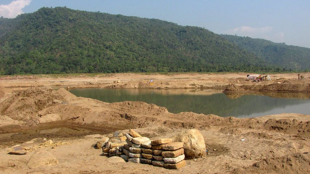 প্রভাবশালীদের যোগসাজশে শ্রীপুর কোয়ারিতে পাথর-বালু লুটপাট