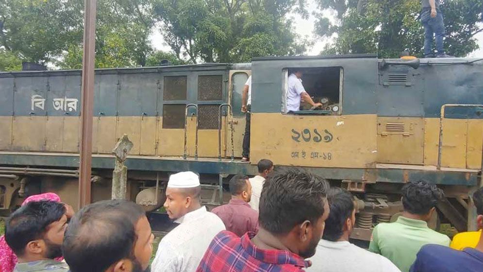 গফরগাঁওয়ে বলাকা কমিউটার ট্রেনের ইঞ্জিনে আগুন