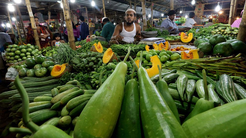 টানা বৃষ্টিতে সরবরাহ কম, বাজারে সবজির দামে আগুন