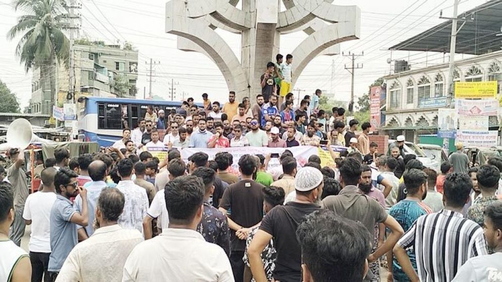 পিকনিকের লঞ্চে হামলার প্রতিবাদে ভৈরবে ঢাকা-সিলেট মহাসড়ক অবরোধ