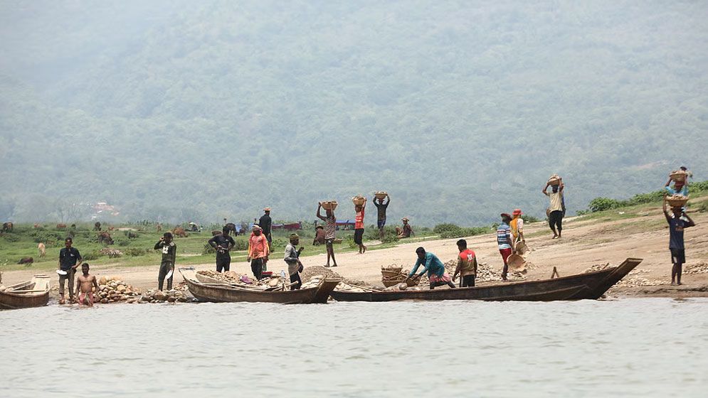 ৭০ ট্রাকভর্তি ৩৫ হাজার ঘনফুট পাথর উদ্ধার, ফেলা হবে নদীতে