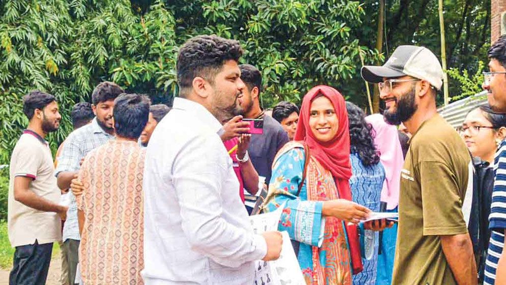 জাকসু নির্বাচন ঘিরে উৎসবমুখর পুরো ক্যাম্পাস