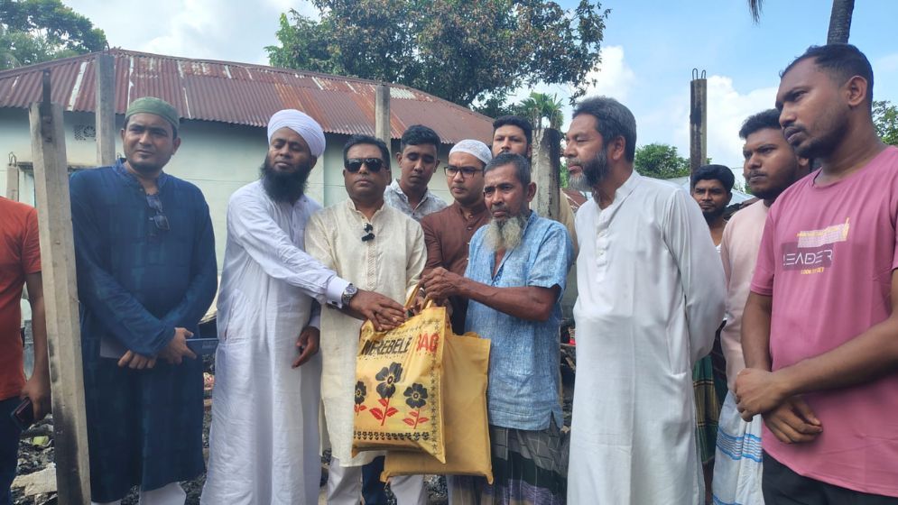বগুড়ায় অগ্নিকাণ্ডে ক্ষতিগ্রস্ত তিন পরিবারের পাশে বিএনপি