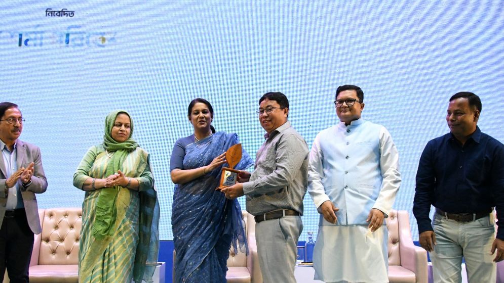 সবুজ চাকমা  দ্বিজেন শর্মা পরিবেশ পদক পেলেন