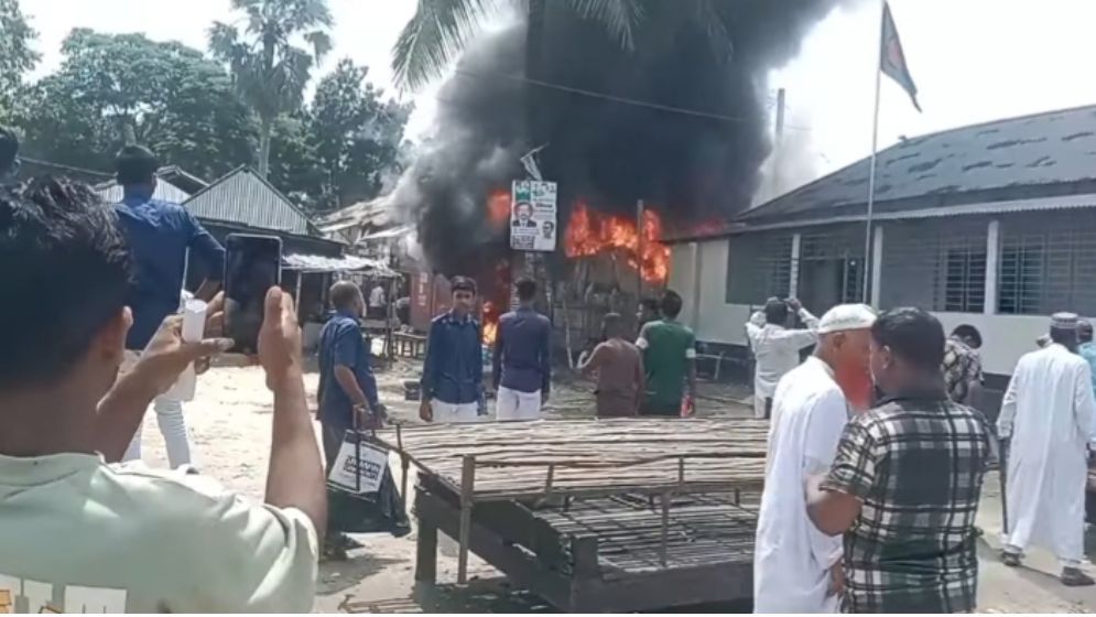 তাড়াশে ২ দোকান  পুড়ে ছাই