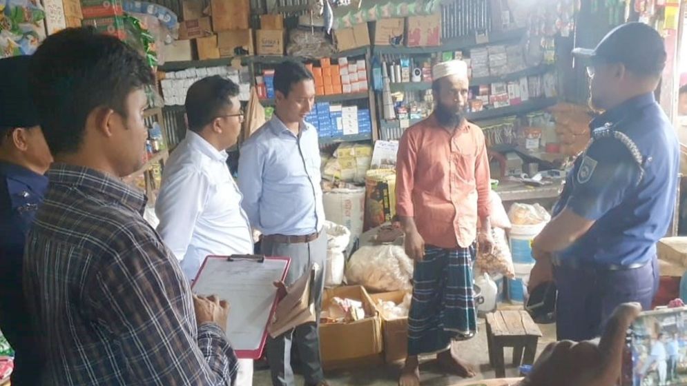 কুড়িগ্রামে সারের দাম বেশী রাখায়, ডিলারকে জরিমানা