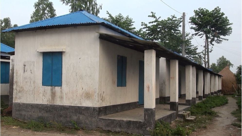 রাজারহাটের জয়কুমোর গ্রামে আশ্রয়ণ প্রকল্পের ঘরে ঝুলছে তালা