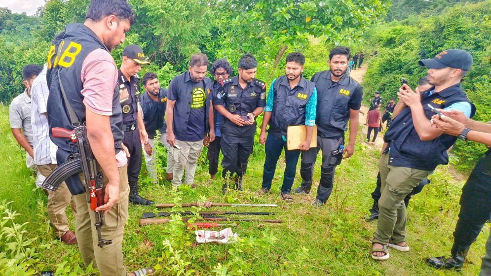 মহেশখালীর গহীন পাহাড় থেকে অস্ত্র ও গুলি উদ্ধার