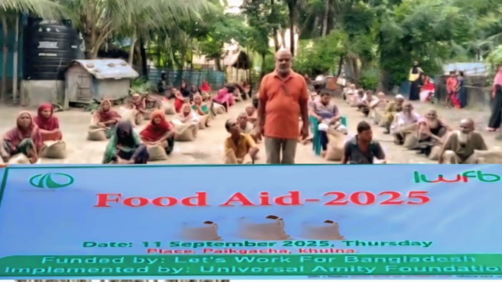 পাইকগাছায় গরিব ও অসহায়দের চাউল বিতরণ