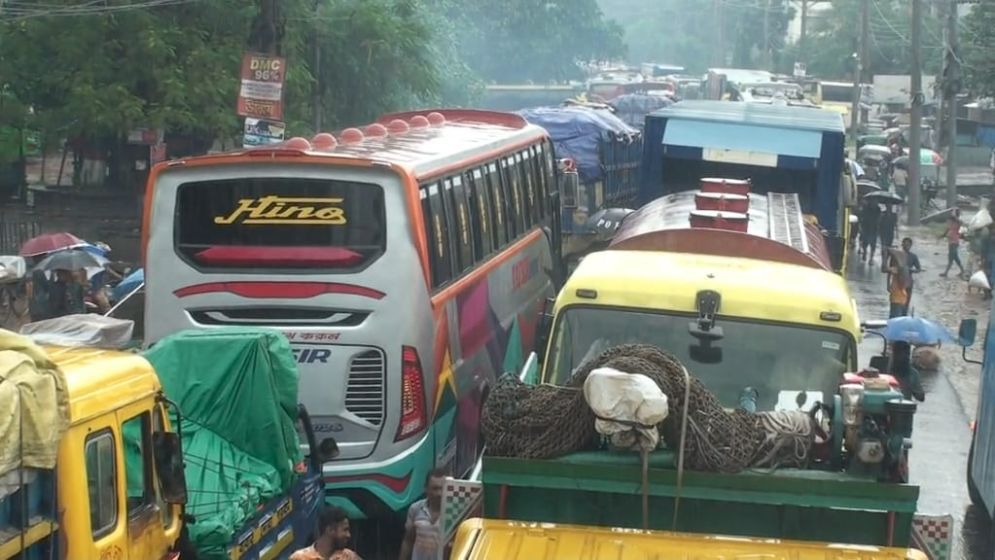 বাস চালক ও শ্রমিকদের বিরোধে নাটোর-সিরাজগঞ্জ  মহাসড়ক অবরোধ