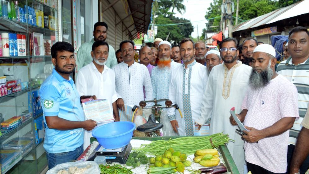 নারায়ণগঞ্জে তারেক রহমানের ৩১দফার লিফলেট বিতরণ