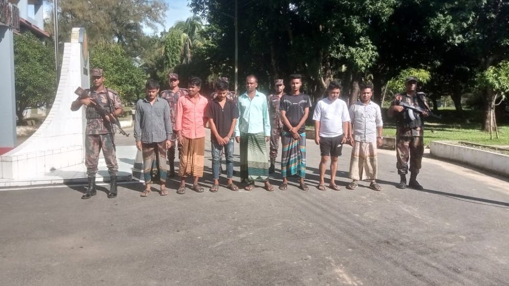 বিজিবির অভিযানে সাগরপথে নারীসহ আটক ১২