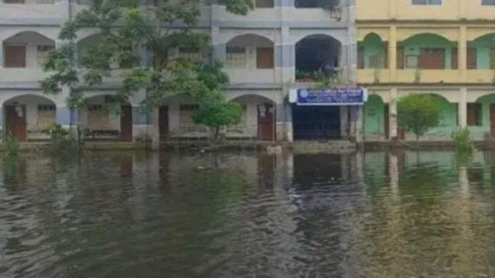 রাঙ্গামাটির কাচালং বালিকা বিদ্যালয়টি দীঘদিন পানির নিচে