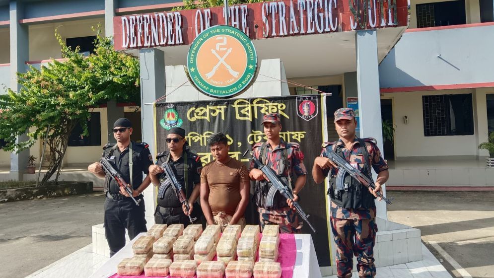 টেকনাফে সাড়ে ৩ লাখ ইয়াবাসহ মাদক কারবারি গ্রেপ্তার