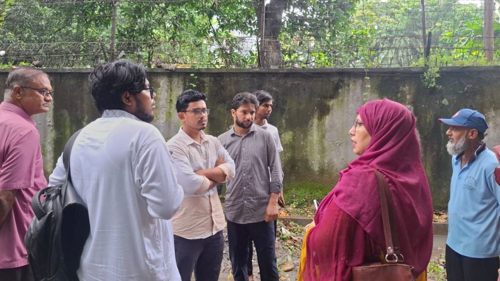 ঢাবিতে  বৃষ্টির কারণে সৃষ্ট জলাবদ্ধতা পরিদর্শন