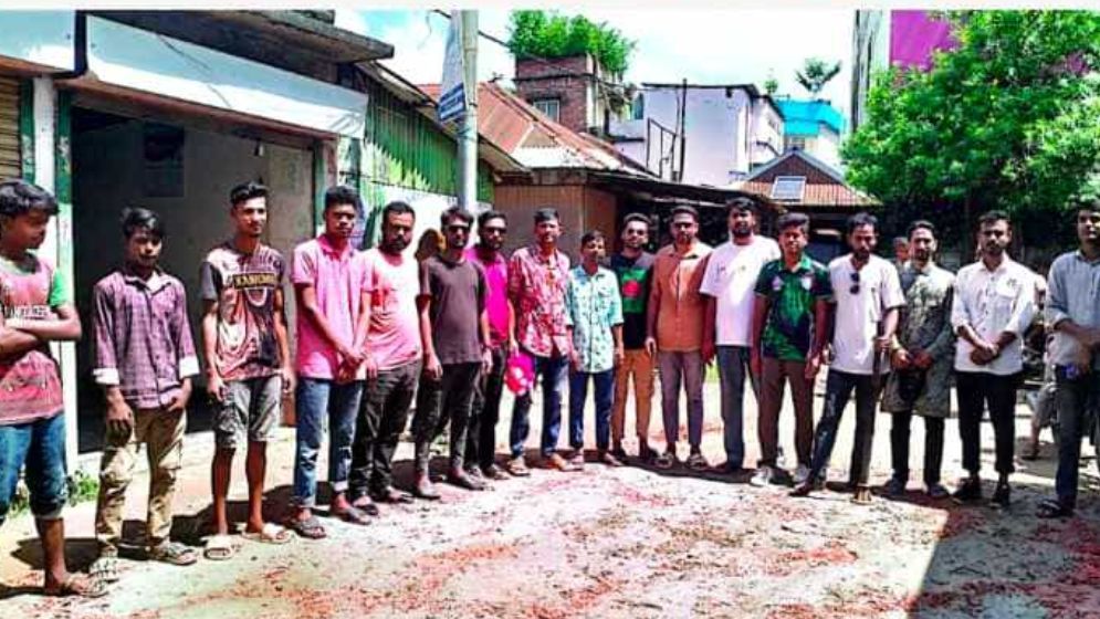 তাড়াশে যুবদল ও ছাত্রদলের সেচ্ছা শ্রমে রাস্তা সংস্কার