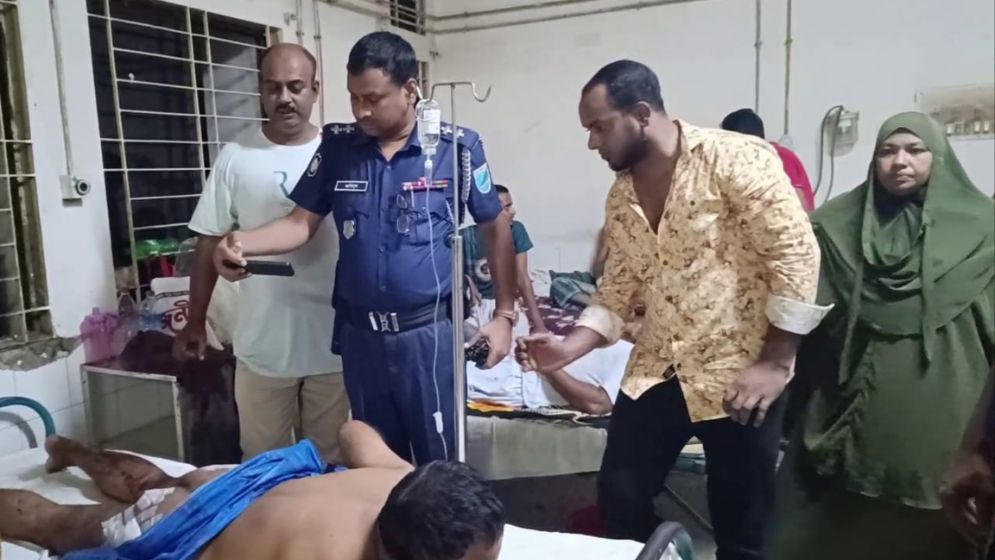 আদালতে হাজিরা দিয়ে বাড়ি ফেরার পথে বাদীকে ছুরিকাঘাত