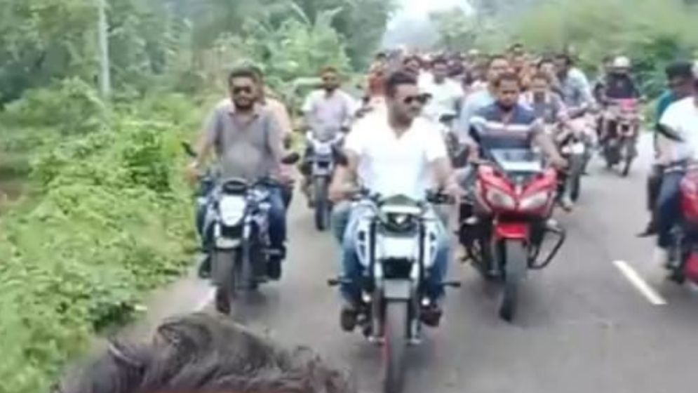 সড়ক আটকে সংবর্ধনা নিলেন বরগুনা জেলা বিএনপি