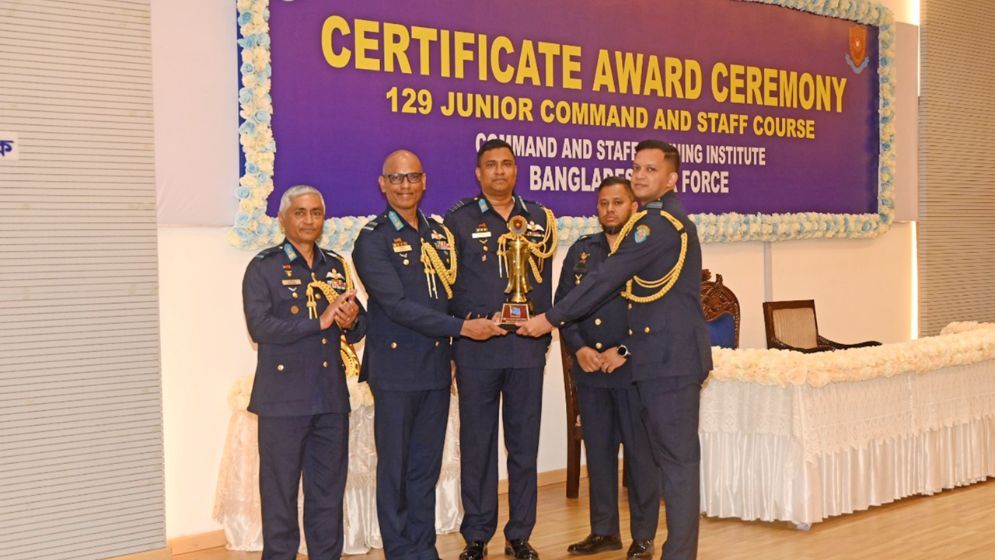 বিমান বাহিনীর জুনিয়র কমান্ড ও স্টাফ কোর্সের সনদপত্র বিতরণ