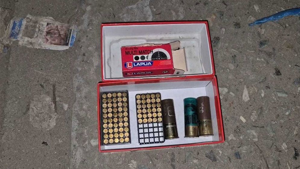 সড়কের পাশ থেকে লাল প্যাকেট থেকে ৮৩ রাউন্ড গুলি উদ্ধার