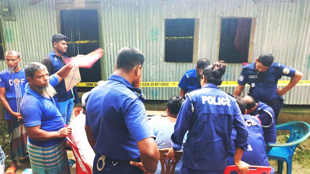 বরগুনায় স্ত্রীর গলাকাটা ও স্বামীর ঝুলন্ত মরদেহ উদ্ধার