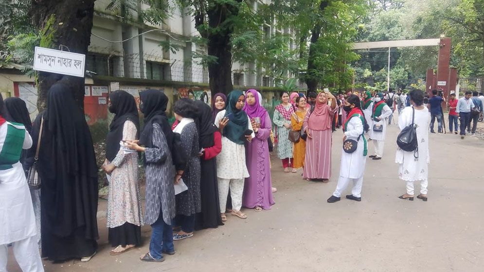 সকালেই ভোটকেন্দ্রে শিক্ষার্থীদের উপচেপড়া ভিড়, ছাত্রীদের দীর্ঘ সারি