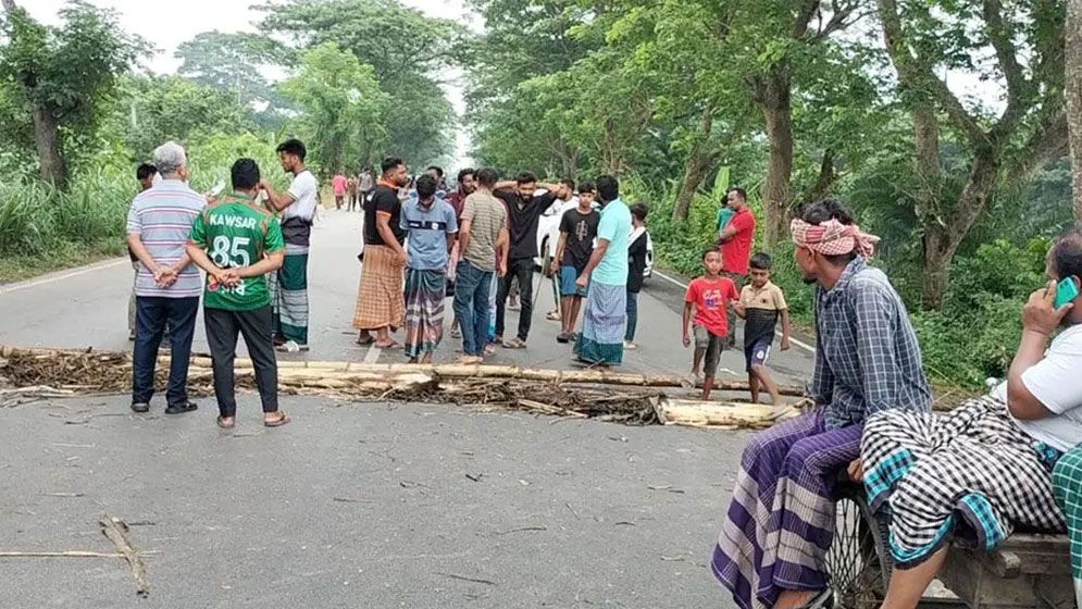 ফরিদপুরে মহাসড়ক-রেলপথ অবরোধে ভোগান্তি চরমে
