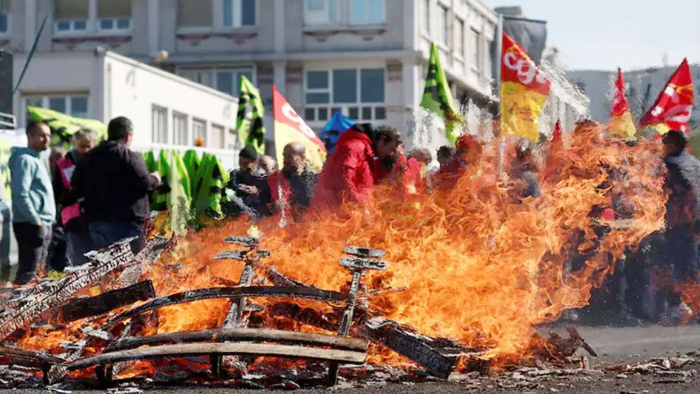 বাজেট কাটছাঁটে উত্তাল ফ্রান্স