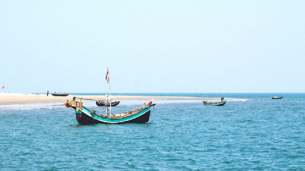 সেন্টমার্টিনের সাগর থেকে ৩ ট্রলার সহ ১৫ জেলে ধরে নিয়ে গেছে আরাকান আর্মি