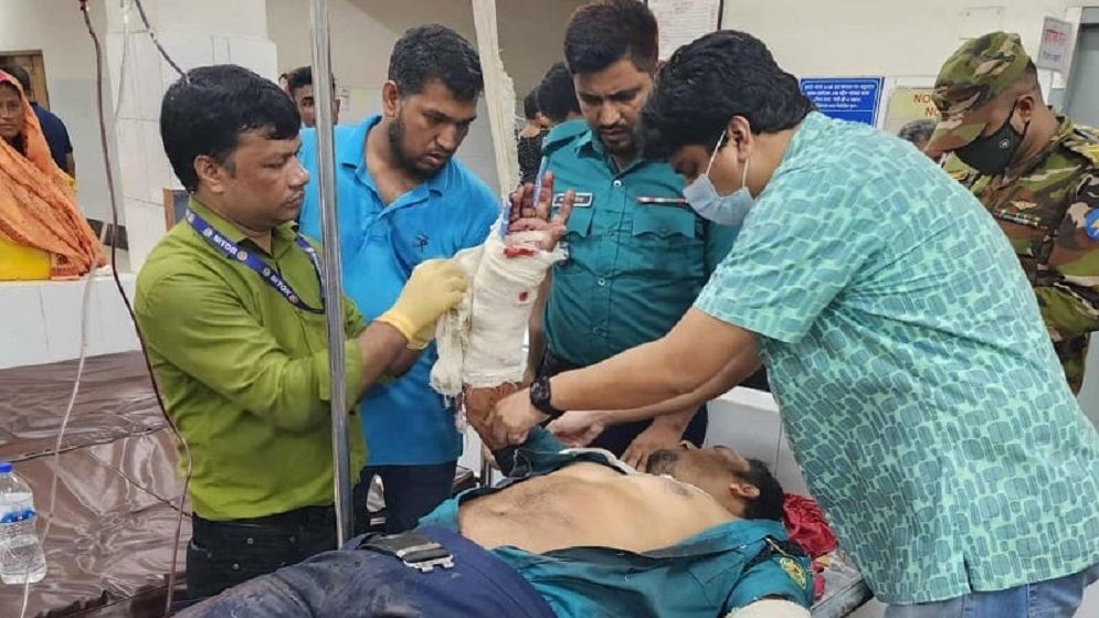 আদাবরে কিশোর গ্যাংয়ের হামলায় পুলিশ সদস্য আহত