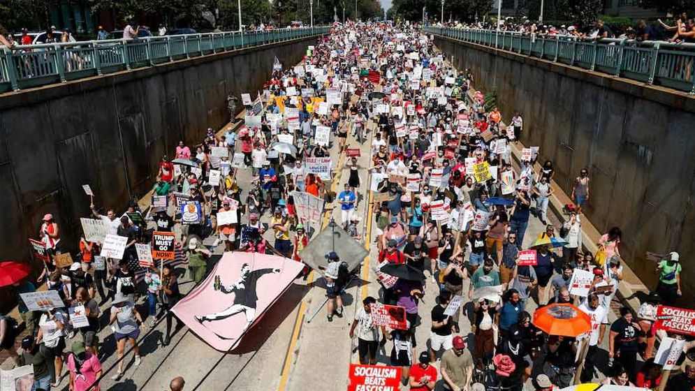 ওয়াশিংটনে ন্যাশনাল গার্ড মোতায়েনের বিরুদ্ধে বিক্ষোভ, ট্রাম্পের পদত্যাগের দাবি