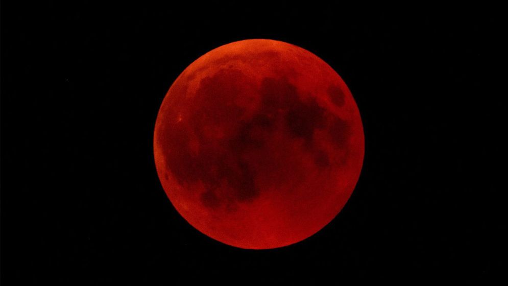 আজ রাতে বছরের শেষ পূর্ণগ্রাস চন্দ্রগ্রহণ ‘সুপার ব্লাড মুন’