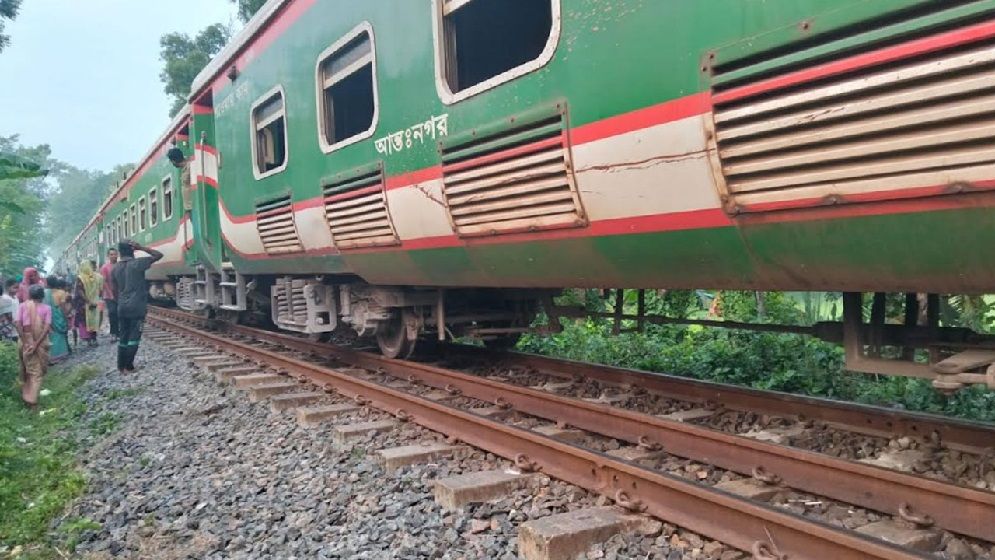 ৫ ঘণ্টা পর জয়পুরহাটে ট্রেন চলাচল স্বাভাবিক