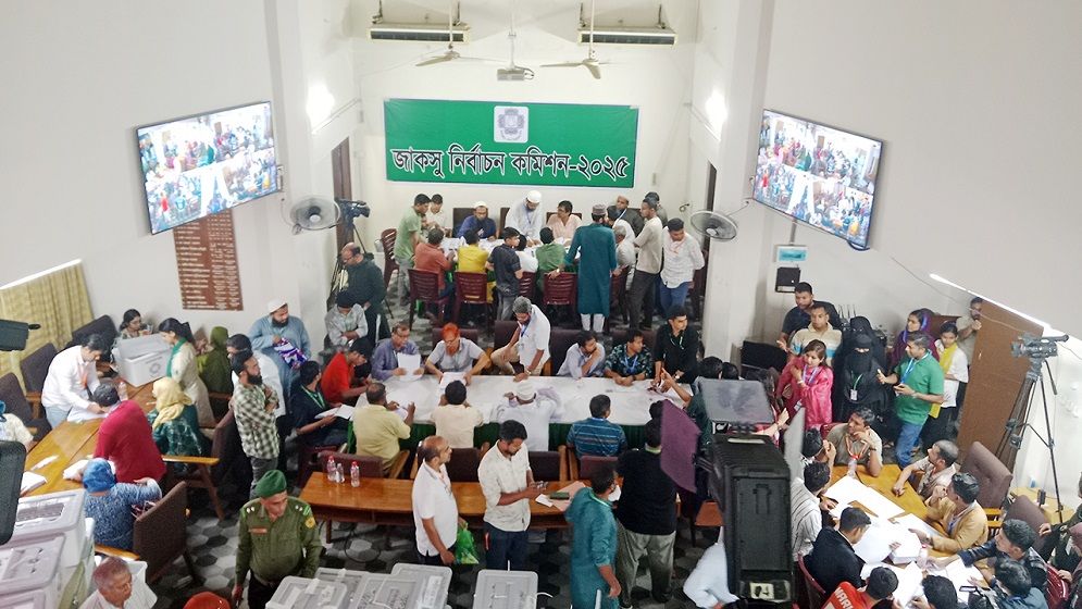 জাকসু নির্বাচনের ভোট গণনা পুনরায় শুরু, রাতেই ফলাফল ঘোষণা