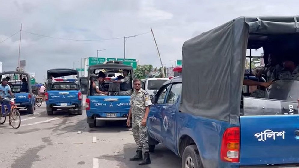 ভাঙ্গায় আসন পুনর্বিন্যাসের প্রতিবাদে অবরোধের তৃতীয় দিন