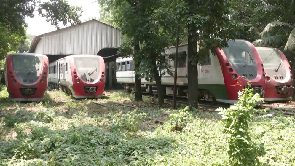 ডেমু ট্রেন প্রকল্পে ৫৯৮ কোটি টাকার ক্ষতি, রেলওয়ের সাবেক ডিজিসহ ৭ জনের বিরুদ্ধে মামলা