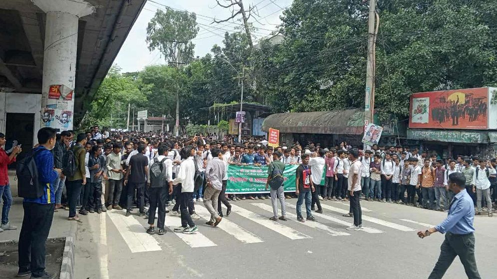 সাতরাস্তা মোড়ে কারিগরি শিক্ষার্থীদের সড়ক অবরোধ, রাজধানীতে তীব্র যানজট
