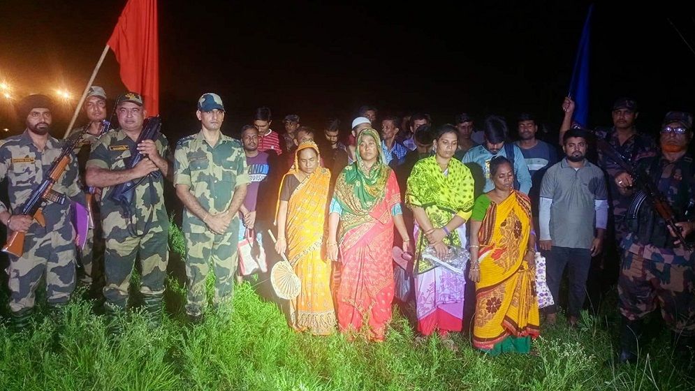 পতাকা বৈঠকের মাধ্যমে ১৮ বাংলাদেশিকে ফেরত দিল বিএসএফ