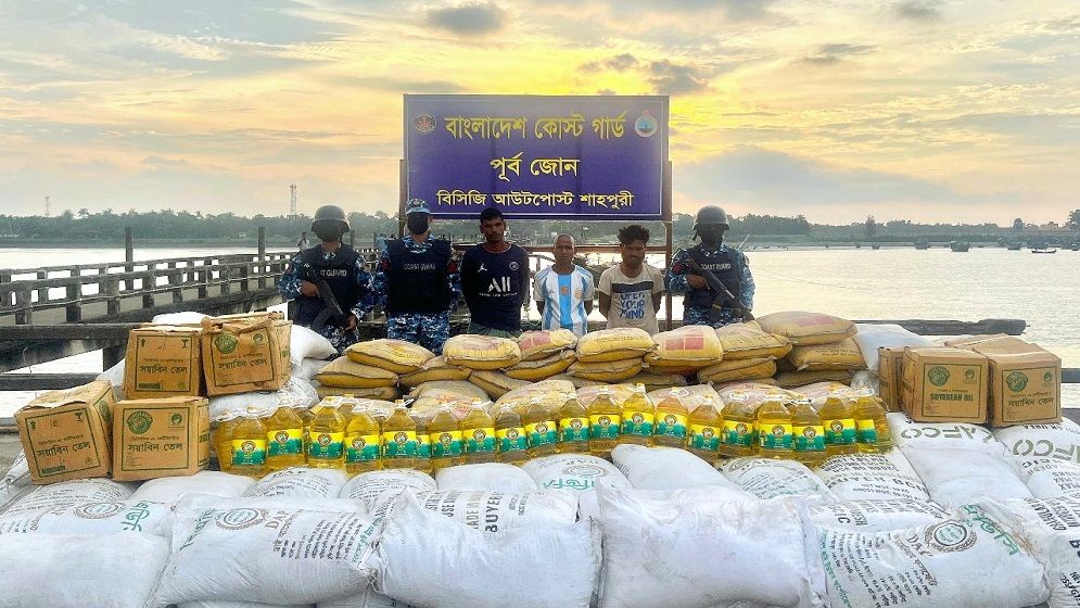 মিয়ানমারে পাচারকালে চোরাইপণ্যসহ তিন পাচারকারি আটক