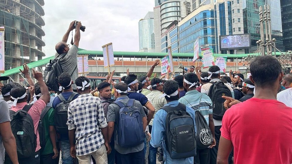 মালয়েশিয়া যেতে না পারা কর্মীদের সড়ক অবরোধ করে বিক্ষোভ, পাঁচ দফা দাবি