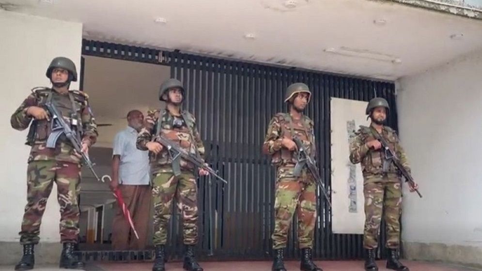 লালবাগে হাজী সেলিমের বাড়িতে যৌথবাহিনীর অভিযান