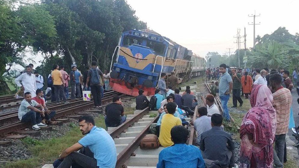 পাবনায় পঞ্চগড়গামী ট্রেনের বগি লাইনচ্যুত, উত্তরবঙ্গের রেল যোগাযোগ বন্ধ
