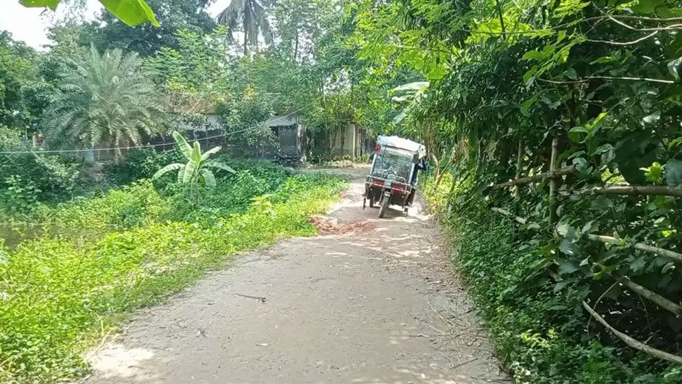 জয়পুরহাটে অচল গ্রামীণ সড়ক উন্নয়ন, ভোগান্তিতে হাজারো মানুষ