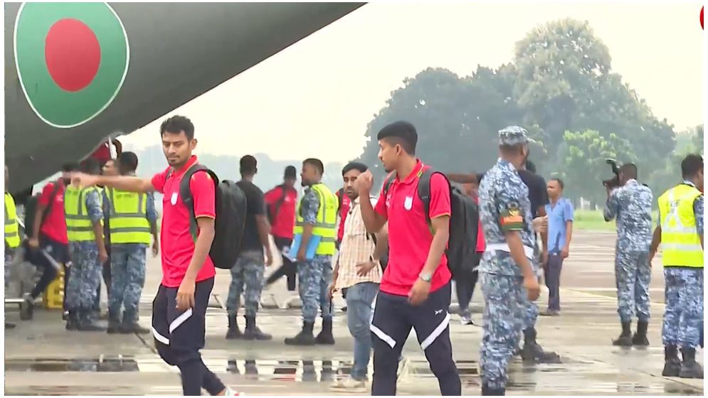 বিশেষ বিমানে দেশে ফিরল ফুটবল দল