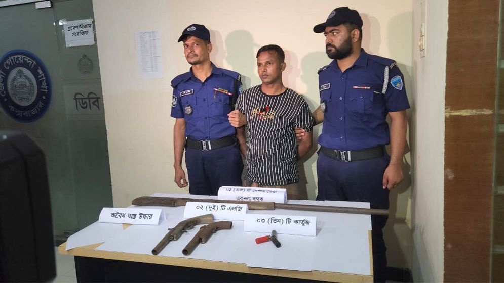 পুলিশের উপর সশস্ত্র হামলার আসামি গ্রেফতার, অস্ত্র উদ্ধার