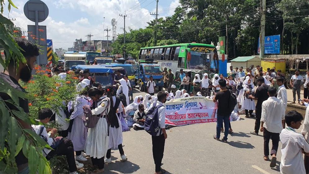 প্রধান শিক্ষকের পদত্যাগের দাবিতে শিক্ষার্থীদের মহাসড়ক অবরোধ